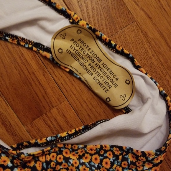 One peice bathing suit - Picture 5 of 7